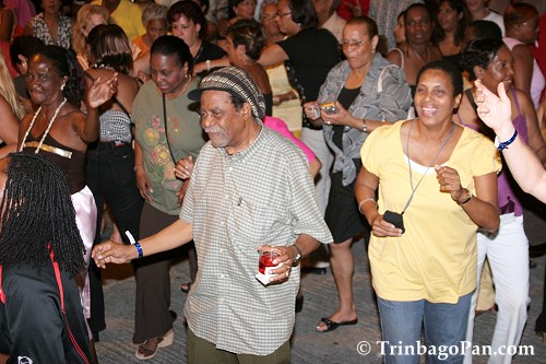 Enthusiastic audience dancing to the sweet pan music